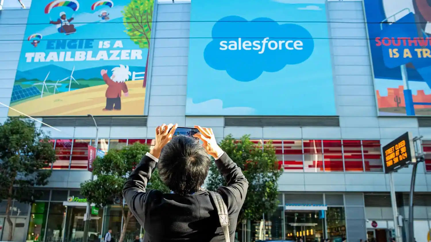 Salesforce Shares Plummet 16% on Slowing Sales Growth, AI Strategy in Focus